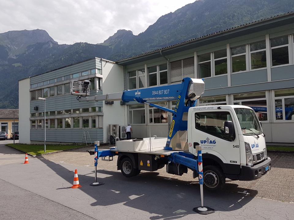 Fensterreinigung in Uster mit Hebebühne